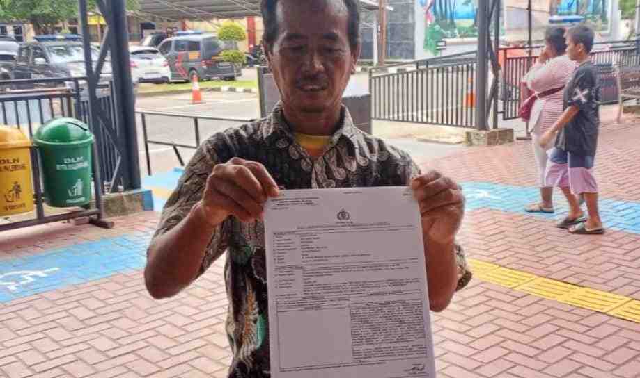 Saiful Ansori (54) warga Sungai Rengas Kecamatan Gandus Palembang melaporkan kejadian Pencurian tersebut ke SPKT Polrestabes Palembang. Foto: Sumselheadline/Ela.