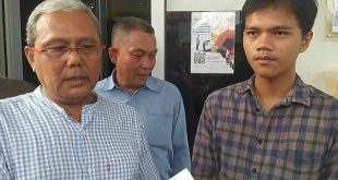Kuasa hukum mahasiswa melaporkan oknum dekan sebuah PT di Palembang, Selasa (10/12/2024). Foto: Sumselheadline/Ela.