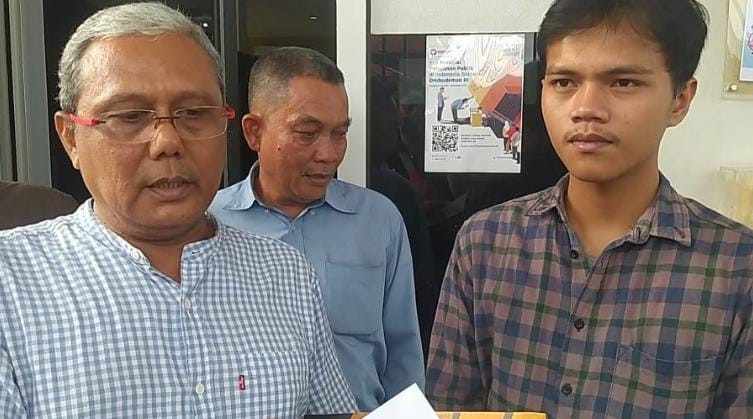 Kuasa hukum mahasiswa melaporkan oknum dekan sebuah PT di Palembang, Selasa (10/12/2024). Foto: Sumselheadline/Ela.
