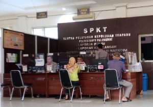 Yuli, seorang driver ojol, melapor ke Polrestabes, karena rekeningnya digunakan penipu untuk transit hasil kejahatan, Jumat (6/12/2024). Foto: Sumselheadline/Ela.