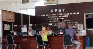 Yuli, seorang driver ojol, melapor ke Polrestabes, karena rekeningnya digunakan penipu untuk transit hasil kejahatan, Jumat (6/12/2024). Foto: Sumselheadline/Ela.