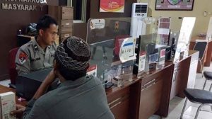 Tolib melaporkan kehilangan Hp saat tidur siang, Minggu (15/12/2024). Foto: Sumselheadline/Ela.