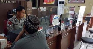 Tolib melaporkan kehilangan Hp saat tidur siang, Minggu (15/12/2024). Foto: Sumselheadline/Ela.
