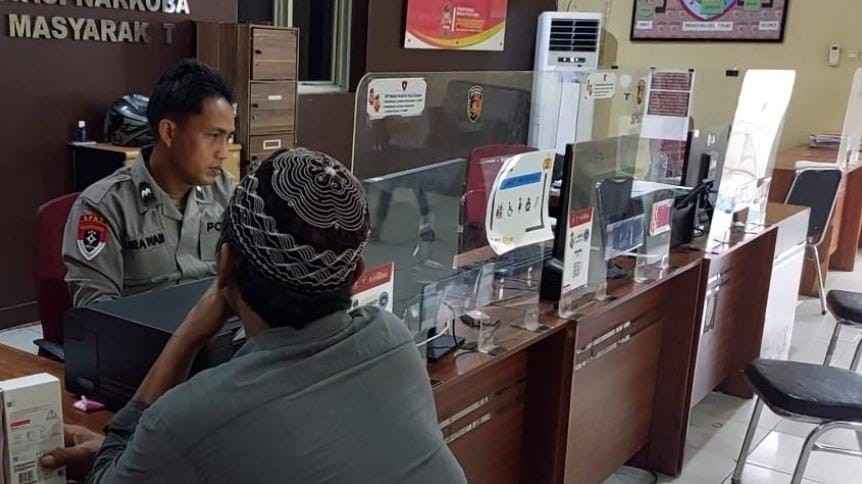 Tolib melaporkan kehilangan Hp saat tidur siang, Minggu (15/12/2024). Foto: Sumselheadline/Ela.
