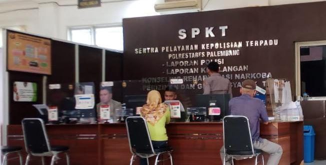 Yuli, seorang driver ojol, melapor ke Polrestabes, karena rekeningnya digunakan penipu untuk transit hasil kejahatan, Jumat (6/12/2024). Foto: Sumselheadline/Ela.