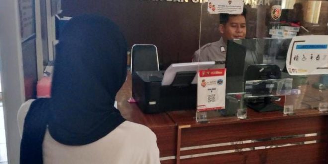 Ajeng Putri Pratiwi (22), warga Palembang, melapro ke Polrestabes atas penipuan pembelian cokl;at dubai, Selasa (10/12/2024). Foto: Sumselheadline/Ela.