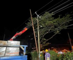 Petugas yang membenari lampu jalan yang rusak. Foto: Dok Sumselheadline.