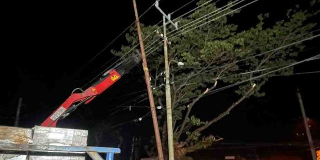 Petugas yang membenari lampu jalan yang rusak. Foto: Dok Sumselheadline.