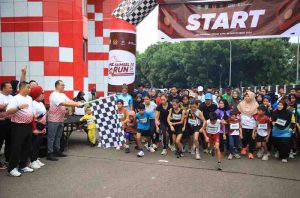 Sekretaris Daerah (Sekda) Sumsel Drs H Edward Candra melepas ribuan pelari yang mengikuti Sumsel RUN 2024 di JSC Palembang, Sabtu (30/11/2024). Foto: Humas Pemprov Sumsel.