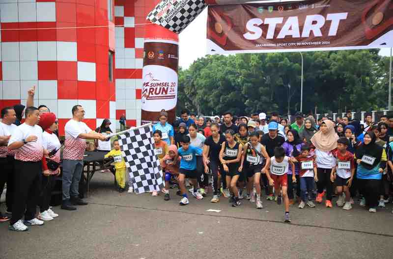 Sekretaris Daerah (Sekda) Sumsel Drs H Edward Candra melepas ribuan pelari yang mengikuti Sumsel RUN 2024 di JSC Palembang, Sabtu (30/11/2024). Foto: Humas Pemprov Sumsel.