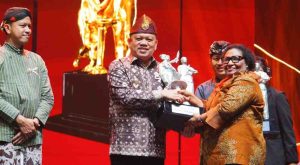 Pj Bupati Muba, Sandi Fahlepi menerima anugera kebudayaan dari Kementerian Kebudyaan. Foto: Kominfo Muba.