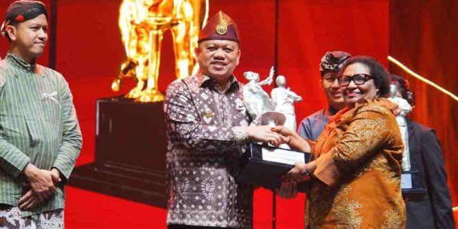Pj Bupati Muba, Sandi Fahlepi menerima anugera kebudayaan dari Kementerian Kebudyaan. Foto: Kominfo Muba.