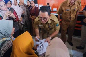 Kepala Dinas Sosial Ardiansyah meninjau langsung penyaluran Bantuan Sosial Pangan Non Tunai (BPNT) dan bantuan Program Keluarga Harapan (PKH), di Kecamatan Sekayu, Senin (23/12/2024). Foto: Kominfo Muba.