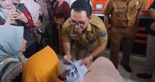 Kepala Dinas Sosial Ardiansyah meninjau langsung penyaluran Bantuan Sosial Pangan Non Tunai (BPNT) dan bantuan Program Keluarga Harapan (PKH), di Kecamatan Sekayu, Senin (23/12/2024). Foto: Kominfo Muba.