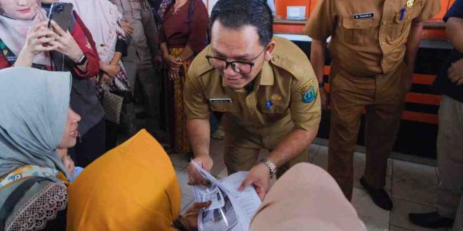 Kepala Dinas Sosial Ardiansyah meninjau langsung penyaluran Bantuan Sosial Pangan Non Tunai (BPNT) dan bantuan Program Keluarga Harapan (PKH), di Kecamatan Sekayu, Senin (23/12/2024). Foto: Kominfo Muba.