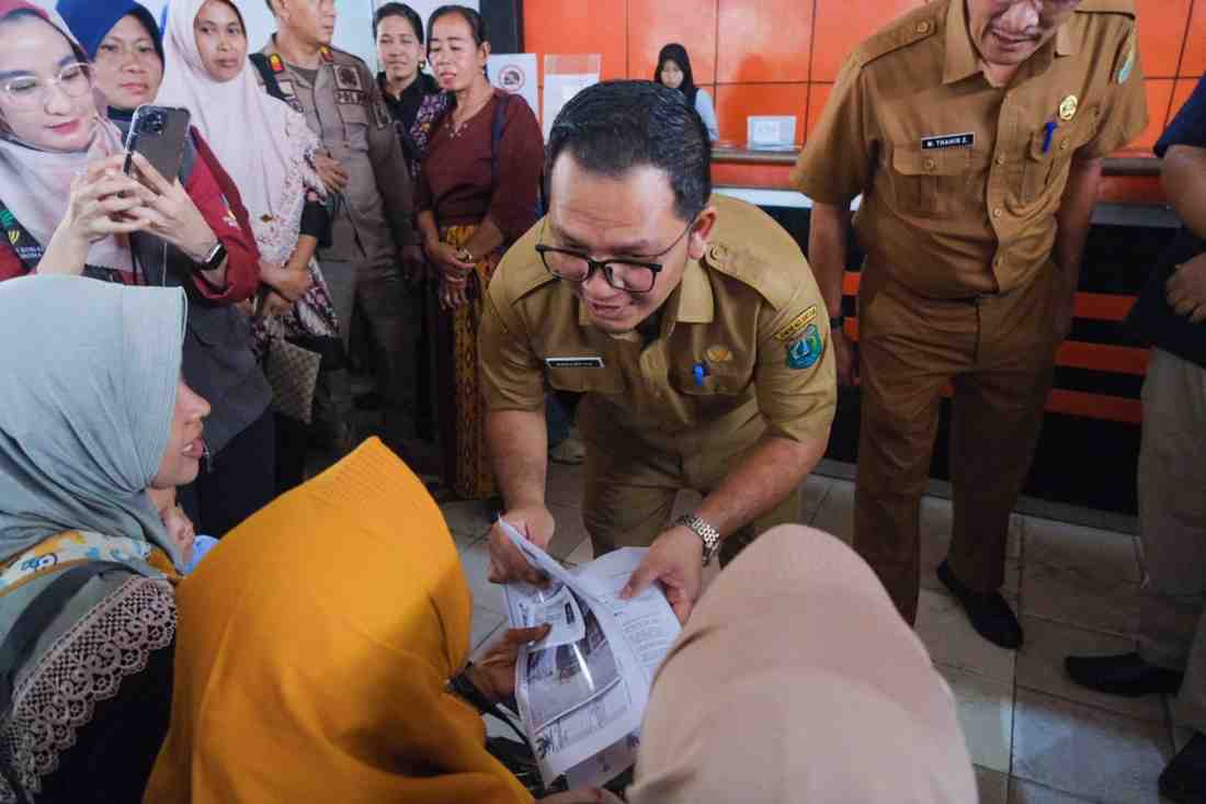 Kepala Dinas Sosial Ardiansyah meninjau langsung penyaluran Bantuan Sosial Pangan Non Tunai (BPNT) dan bantuan Program Keluarga Harapan (PKH), di Kecamatan Sekayu, Senin (23/12/2024). Foto: Kominfo Muba.
