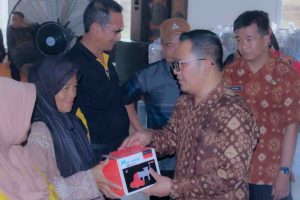 Pejabat Dinas Sosial Muba memberikan bantuan untuk usaha eknomi proruktif, guna menekan angka kemiskinan, Jumat (20/12/2024). Foto: Kominfo MUba.