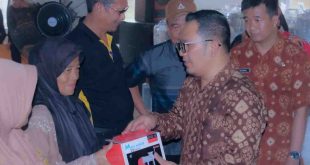 Pejabat Dinas Sosial Muba memberikan bantuan untuk usaha eknomi proruktif, guna menekan angka kemiskinan, Jumat (20/12/2024). Foto: Kominfo MUba.