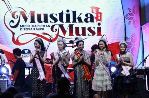 Suasana pembukaan Mustika Musik yang dibuka Pj Waliota Palembang, Cheka Virgowansyah di Tepian Musi, Sabtu (21/12/2024) malam. Foto: Kominfo Palembang.