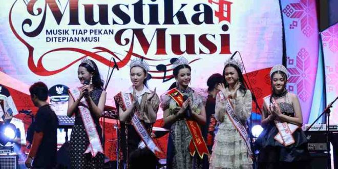 Suasana pembukaan Mustika Musik yang dibuka Pj Waliota Palembang, Cheka Virgowansyah di Tepian Musi, Sabtu (21/12/2024) malam. Foto: Kominfo Palembang.