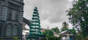 Pohon natal dari bahan plastik bekas berdiri di halaman Gereja Katedral Santa Maria Palembang, Selasa (24/12/2024). Foto: Sumselheadline/Pitria.