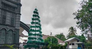 Pohon natal dari bahan plastik bekas berdiri di halaman Gereja Katedral Santa Maria Palembang, Selasa (24/12/2024). Foto: Sumselheadline/Pitria.