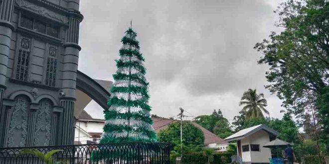 Pohon natal dari bahan plastik bekas berdiri di halaman Gereja Katedral Santa Maria Palembang, Selasa (24/12/2024). Foto: Sumselheadline/Pitria.
