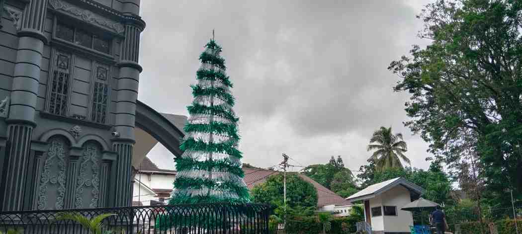 Pohon natal dari bahan plastik bekas berdiri di halaman Gereja Katedral Santa Maria Palembang, Selasa (24/12/2024). Foto: Sumselheadline/Pitria.