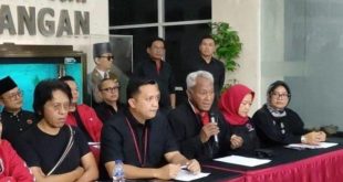 Tim Hukum dan pengurus DPP PDIP jumpa pers setelah KPK menetapkan Hasto sebagai tersangka, Selasa (24/12/2024). Foto: IST