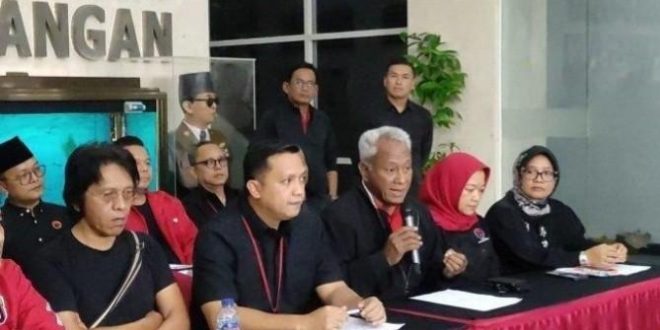 Tim Hukum dan pengurus DPP PDIP jumpa pers setelah KPK menetapkan Hasto sebagai tersangka, Selasa (24/12/2024). Foto: IST
