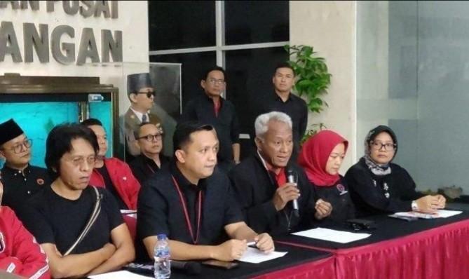 Tim Hukum dan pengurus DPP PDIP jumpa pers setelah KPK menetapkan Hasto sebagai tersangka, Selasa (24/12/2024). Foto: IST
