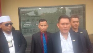 Tim kuasa hukum Mangcek Abie saat memberikan keterangan kepada wartawan, Rabu (11/12/2024). Foto: Sumselheadline/Ela.