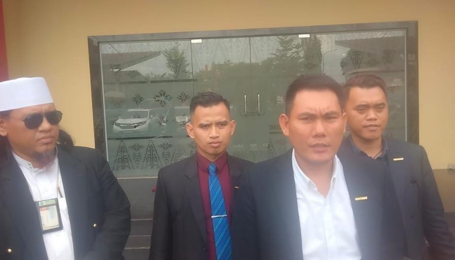 Tim kuasa hukum Mangcek Abie saat memberikan keterangan kepada wartawan, Rabu (11/12/2024). Foto: Sumselheadline/Ela.