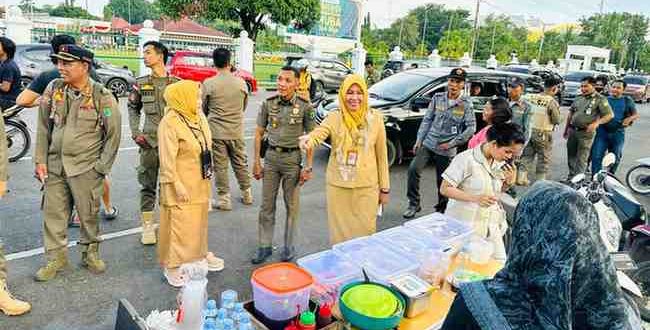 Tim gabungan melakakan sosialisasi tentang ketertiban pada para pedagang kakilima di Kota Sekayu, Selasa (17/12/2024). Foto: KOminfo Muba.