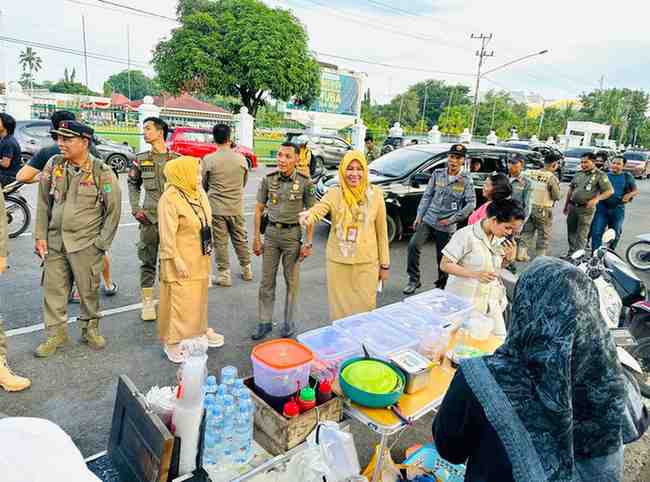 Tim gabungan melakakan sosialisasi tentang ketertiban pada para pedagang kakilima di Kota Sekayu, Selasa (17/12/2024). Foto: KOminfo Muba.