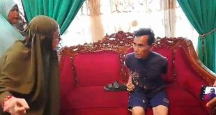 Riben (67) pelaku pencabulan anak keterbelakangan mental, ssat ditangkap warga. Foto: screenshot medsos.