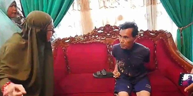 Riben (67) pelaku pencabulan anak keterbelakangan mental, ssat ditangkap warga. Foto: screenshot medsos.