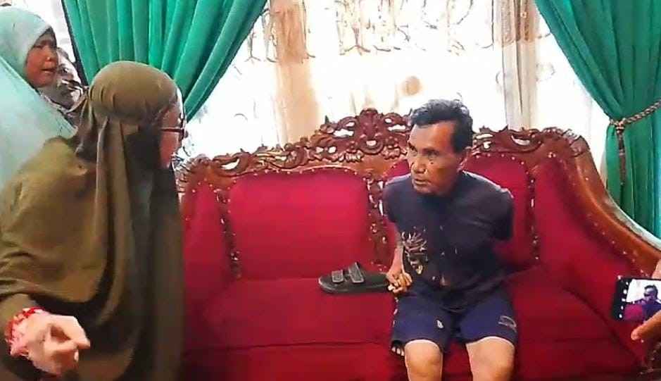 Riben (67) pelaku pencabulan anak keterbelakangan mental, ssat ditangkap warga. Foto: screenshot medsos.