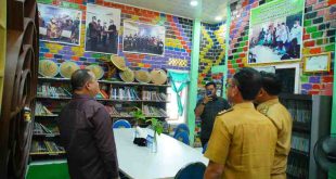 Pj Bupati Muba, Sansi Fahlepi meninjau perpustakaan binaan PKK Muba di Desa Ngulak Sanga Desa, Selasa (10/12/2024). Foto: Kominfo Muba.