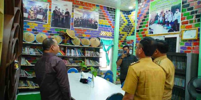 Pj Bupati Muba, Sansi Fahlepi meninjau perpustakaan binaan PKK Muba di Desa Ngulak Sanga Desa, Selasa (10/12/2024). Foto: Kominfo Muba.