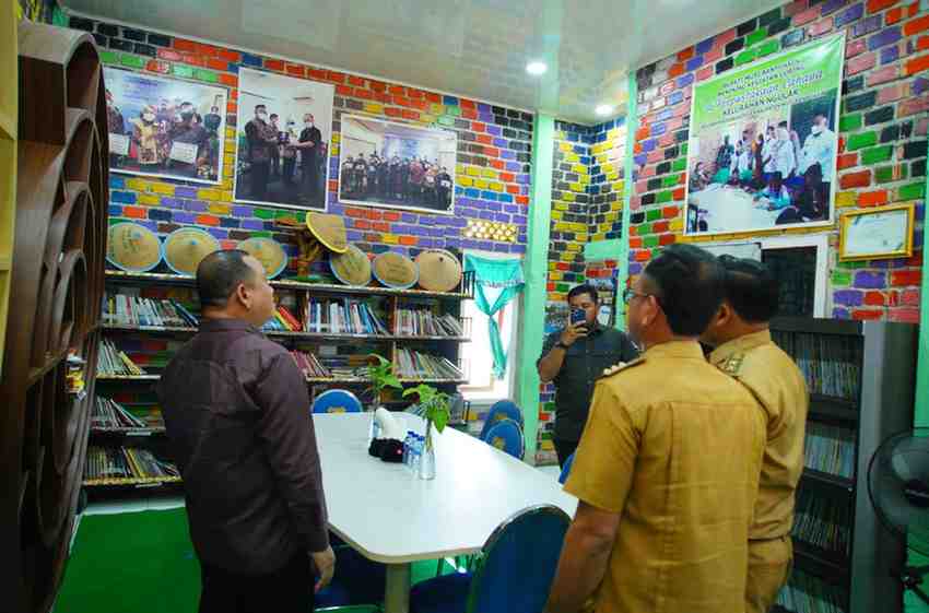 Pj Bupati Muba, Sansi Fahlepi meninjau perpustakaan binaan PKK Muba di Desa Ngulak Sanga Desa, Selasa (10/12/2024). Foto: Kominfo Muba.