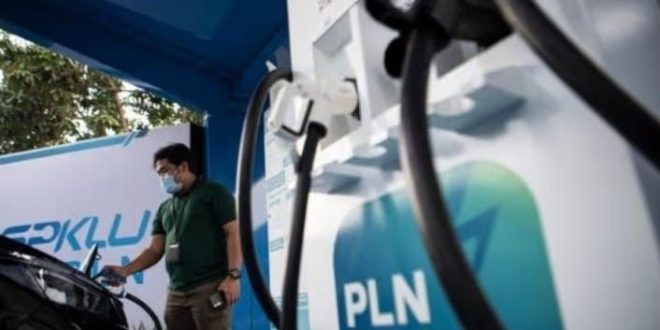 Ilustrasi pengisian daya untuk kendaraan listrik di Sumsel. Foto: Dok PLN