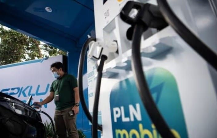 Ilustrasi pengisian daya untuk kendaraan listrik di Sumsel. Foto: Dok PLN