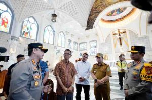 Pj Gubernur Sumsel, Elen Setiadi bersama Forkompinda meninjau persiapan natal di Gereja St. Yoseph, Palembang, Selasa (24/12/2024). Foto: Humas Pemprov Sumsel.