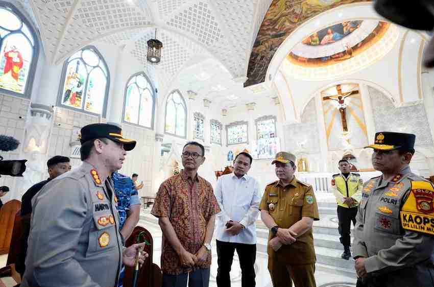Pj Gubernur Sumsel, Elen Setiadi bersama Forkompinda meninjau persiapan natal di Gereja St. Yoseph, Palembang, Selasa (24/12/2024). Foto: Humas Pemprov Sumsel.