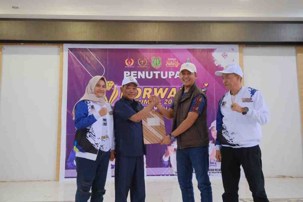 Ketua PWI Sumsel Kurnaidi ST menyerahkan medali juara umum Porwada kepada perwakilan PWi Muba, Kamis (5/12/2024). Foto: Kominfo Muba.