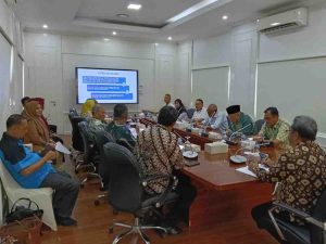 Tim Majelis Pertimbangan Kelitbangan ( MPK) Kabupaten Musi Banyuasin tahun 2024 menyerahkan hasil kajian tentang upaya penurunan stunting kepada Pj Bupati Muba. Foto: Kominfo Muba.
