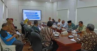Tim Majelis Pertimbangan Kelitbangan ( MPK) Kabupaten Musi Banyuasin tahun 2024 menyerahkan hasil kajian tentang upaya penurunan stunting kepada Pj Bupati Muba. Foto: Kominfo Muba.