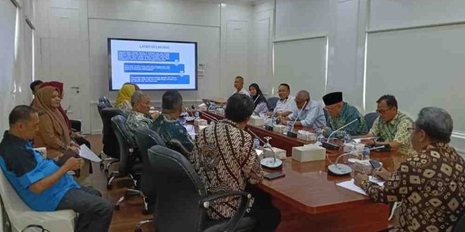 Tim Majelis Pertimbangan Kelitbangan ( MPK) Kabupaten Musi Banyuasin tahun 2024 menyerahkan hasil kajian tentang upaya penurunan stunting kepada Pj Bupati Muba. Foto: Kominfo Muba.