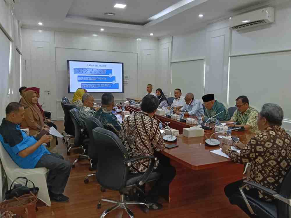 Tim Majelis Pertimbangan Kelitbangan ( MPK) Kabupaten Musi Banyuasin tahun 2024 menyerahkan hasil kajian tentang upaya penurunan stunting kepada Pj Bupati Muba. Foto: Kominfo Muba.